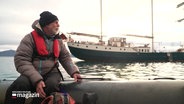 Der Geologe und Spitzbergen-Kenner Karsten Piepjohn fährt mit einem Schauchboot in der Arktis. © Screenshot 