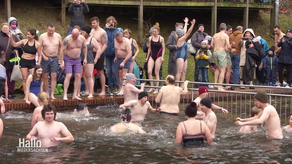 Frauen, Männer und Kinder beim Anbaden. © Screenshot 