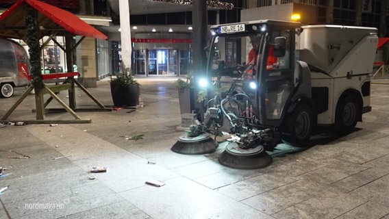 Ein Kehrfahrzeug fährt im Dunkeln über den Marktplatz. © Screenshot 