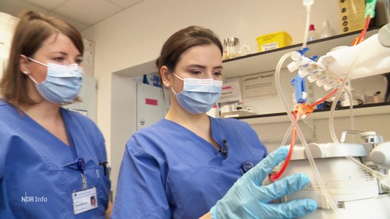 Zwei Pflegekräfte bei der Arbeit in der Hamburger Uniklinik. © Screenshot 