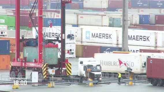 In einem Containerterminal eines Hafens stehen unter anderem Container der Reederei Maersk. © Screenshot 