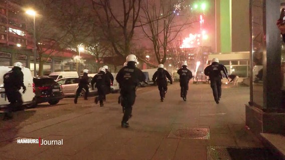 Polizist:innen rennen auf ein Feuerwerk zu. © Screenshot 