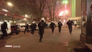 Polizist:innen rennen auf ein Feuerwerk zu. © Screenshot 