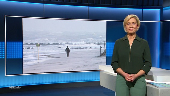 Susanne Stichler moderiert NDR Info um 21:45 Uhr. © Screenshot 