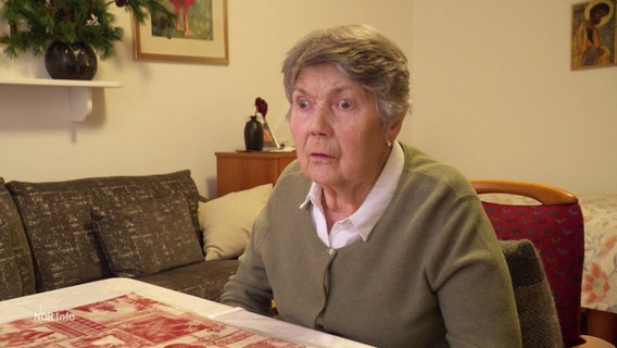 Rentnerin Irmgard Eckert sitzt in ihrem Zimmer im Pflegeheim. © Screenshot 