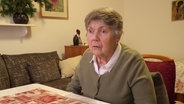 Rentnerin Irmgard Eckert sitzt in ihrem Zimmer im Pflegeheim. © Screenshot 