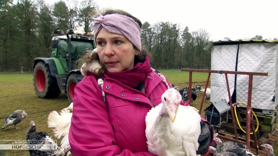 Geflügelzüchterin Christine Bremer mit einer Pute auf dem Arm. © Screenshot 