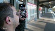 Erdin Çıplaks filmt eine Anzeigetafel der U-Bahn. © Screenshot 