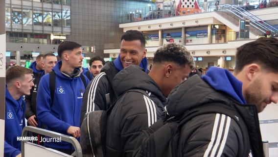 HSV-Spieler stehen am Flughafen. © Screenshot 