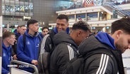 HSV-Spieler stehen am Flughafen. © Screenshot 