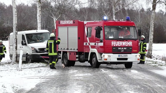 Ein Feuerwehrfahrzeug an einer Unfallstelle. © Screenshot 