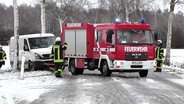 Ein Feuerwehrfahrzeug an einer Unfallstelle. © Screenshot 