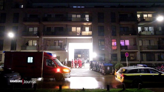 Ein Rettungswagen und ein Polizeiauto stehen vor einem Wohnhaus. © Screenshot 