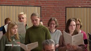 Frauen singen zusammen im Chor. © Screenshot 