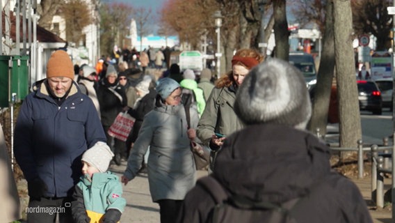 Viele Menschen an einer Strandpromenade auf Usedom. © Screenshot 