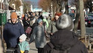 Viele Menschen an einer Strandpromenade auf Usedom. © Screenshot 