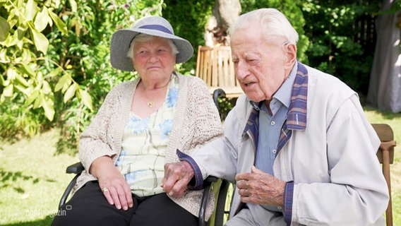 Willa und Otto Ringel aus Hagenow sitzen im Garten. © Screenshot 