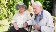 Willa und Otto Ringel aus Hagenow sitzen im Garten. © Screenshot 