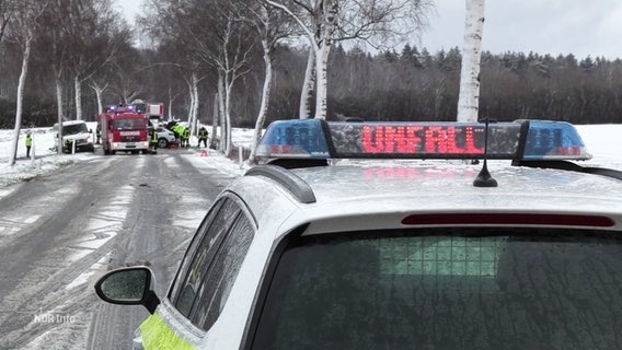 Ein Polizeiauto vor einer Unfallstelle. © Screenshot 