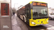 Ein Bus hält in Oldenburg an einer Haltestelle. © Screenshot 