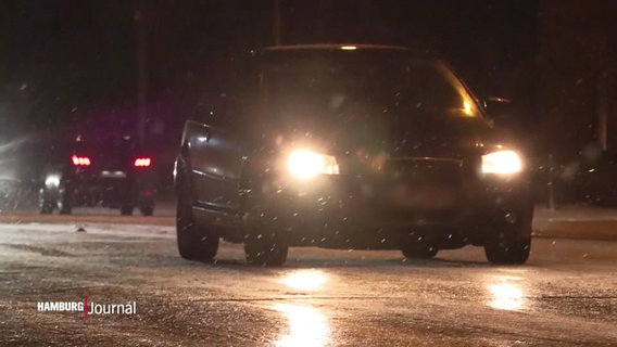 Auto fährt bei Schneefall über eine vereiste Straße. © Screenshot 