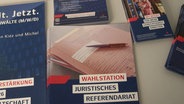 Ein Flyer der Stadt Hamburg mit der Aufschrift "Wahlstation juristisches Refendariat". © Screenshot 