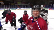 Reporterin Anna Koerber mit den Eishockey Damen. © Screenshot 