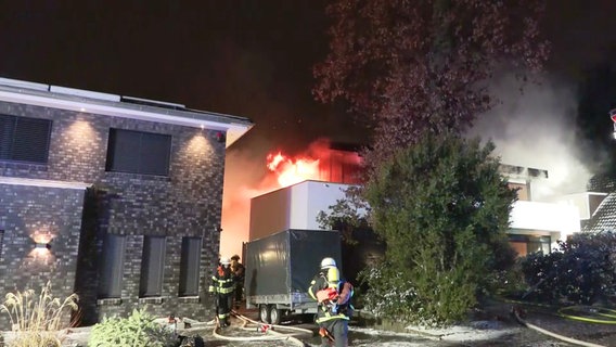 Ein Einfamilienhaus in Hamburg-Hummelsbüttel steht in Flammen. Feuerwehrleute sind im Einsatz. © NonstopNews 