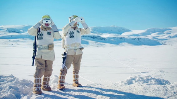 Zwei Star Wars-Fans im Kostüm mit Ferngläsern in der Schneelandschaft nahe des Ortes Finse in Norwegen. © Screenshot 