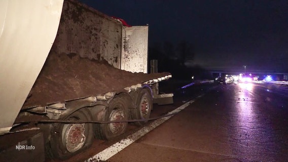 Der verunglückte LKW steht auf dem Standstreifen der Autobahn. © Screenshot 