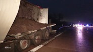 Der verunglückte LKW steht auf dem Standstreifen der Autobahn. © Screenshot 