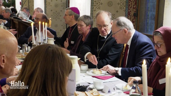 Ministerpräsident Stephan Weil und Landesbischof Ralf Meister bei Kaffee und Kuchen im Kloster Luccum. © Screenshot 