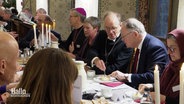 Ministerpräsident Stephan Weil und Landesbischof Ralf Meister bei Kaffee und Kuchen im Kloster Luccum. © Screenshot 