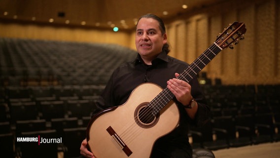 Der Gitarrist Alejandro Carrillo Gamboa in der Elbphilharmonie © Screenshot 