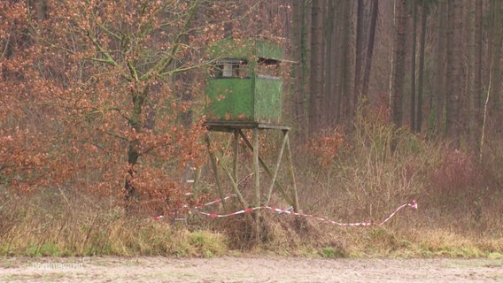 Ein für die Jagd verwendeter Hochsitz am Waldrand ist von der Polizei abgesperrt. © Screenshot 