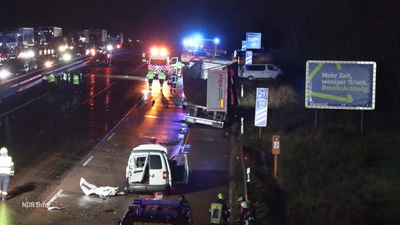 Der verunfallte LKW und weitere in der Folge verunglückte Fahrzeuge stehen auf der A1. © Screenshot 