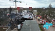 Löscharbeiten an einer Grundschule in Lohbrügge. © Screenshot 