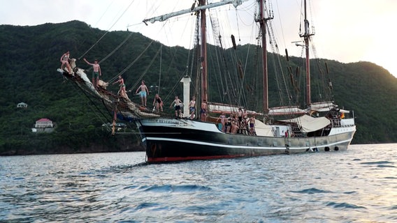 jugendliche springen von Deck eines Segelschiffes ins Meer. © Screenshot 