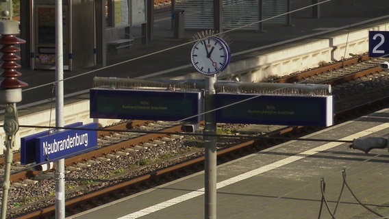 Böick auf die Gleise an Neubrandeburgs Bahnhof. © Screenshot 