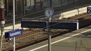 Böick auf die Gleise an Neubrandeburgs Bahnhof. © Screenshot 