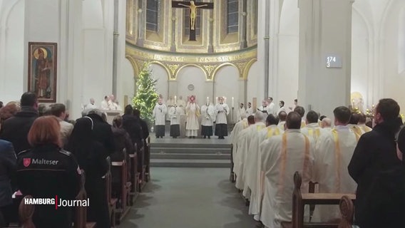 Menschen sitzen in einem Gotttesdienst. © Screenshot 