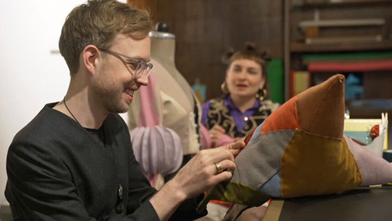 Hans Kock und Nora Dietrich nähen im Atelier © Screenshot 