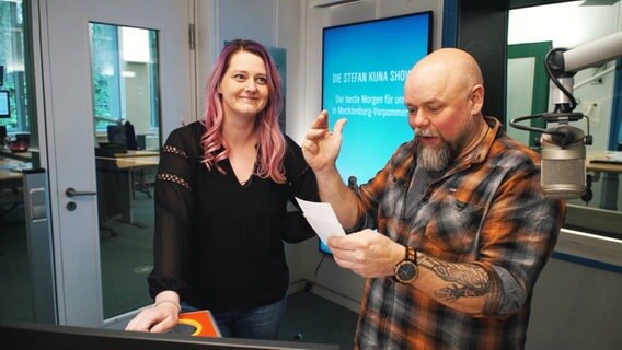 Dania Behm und Stefan Kuna im Studio von NDR 1 Radio MV © Screenshot 