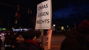 Demonstrierende der "Omas gegen Rechts" mit Demoschildern. © Screenshot 