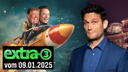 Elon Musk und Donald Trump auf einer Rakete. Daneben Christian Ehring. (extra 3 vom 09.01.2025 im Ersten) © NDR 