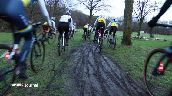 Cyclocross-Fahrer:innen im Hamburger Volkspark. © Screenshot 