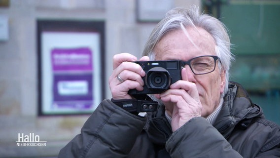 Bernd Reinert fotografiert. © Screenshot 