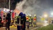 Einsatzkräfte der Feuerwehr bei einem Einsatz auf einer Bundestraße bei Nacht © Screenshot 