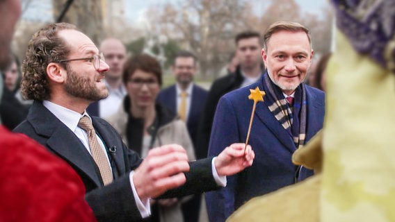 Maxi Schafroth singt ein Lied für Christian Lindner. (extra 3 vom 09.01.2025 im Ersten) © NDR 