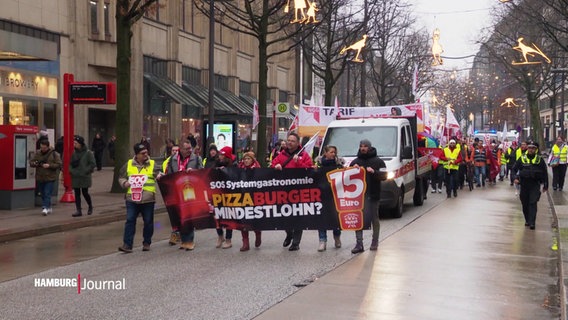 Streikende ziehen durch die Hamburger Mönckebergstraße. © Screenshot 